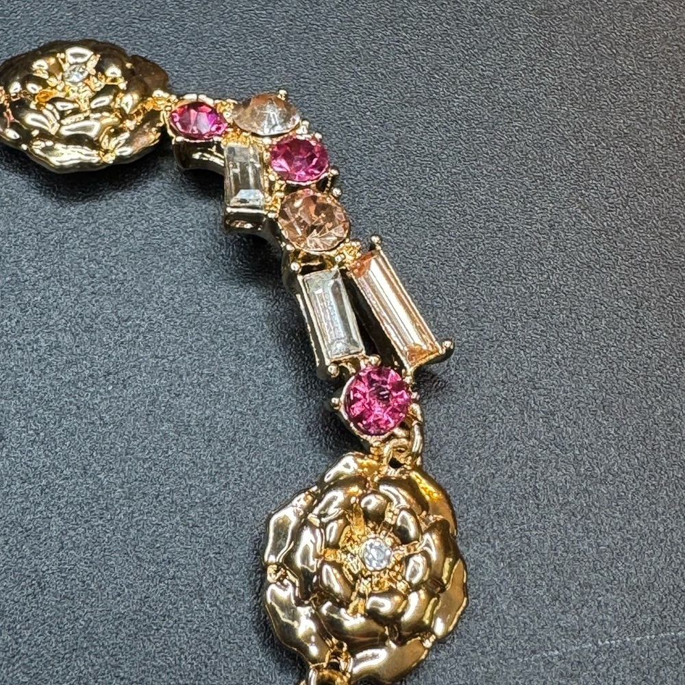 Beautiful Guess Crystal and Flower Necklace in Goldtone - Picture 4 of 5